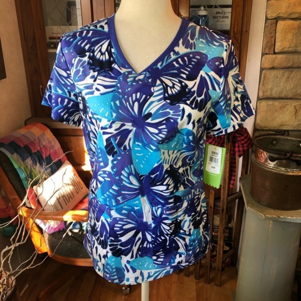 NWT LANDAU SIZE XSM BLUE WHITE AND PURPLE SHORT SLEEVE SCRUB TOP WITH POCKETS